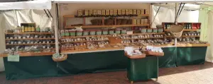 Gewürze kaufen Marktstand auf Wochenmarkt, Weihnachtsmarkt, Bauernmarkt